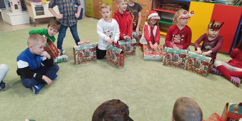 Dzieci z prezentami